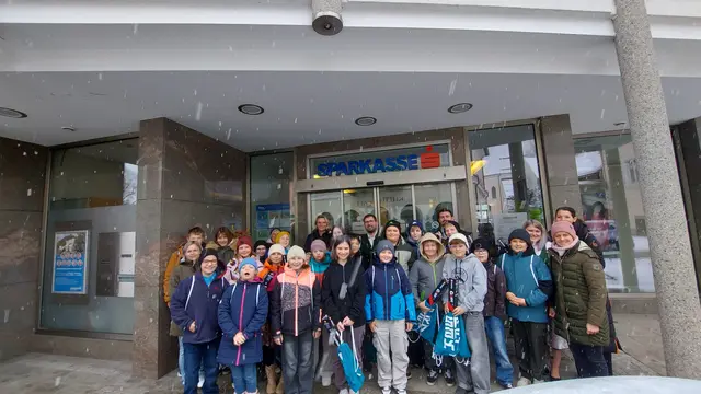 Die Schülerinnen und Schüler der digiMS 2 Bad Goisern besuchten die Sparkasse Salzkammergut. | Foto: digiMS 2 Bad Goisern