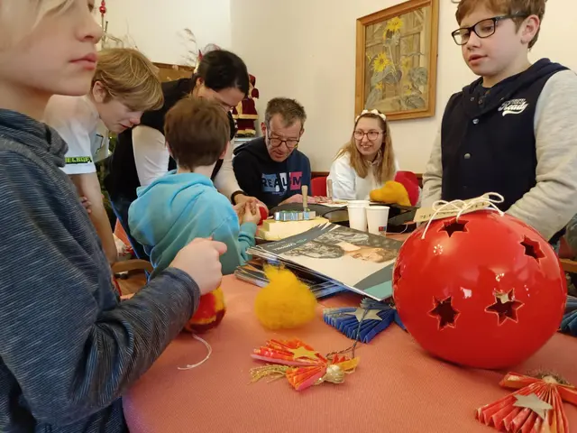 Wertvolle gemeinsame Bastelstunden bei "Begegnungen im Advent" heute. | Foto: VS Meiselding