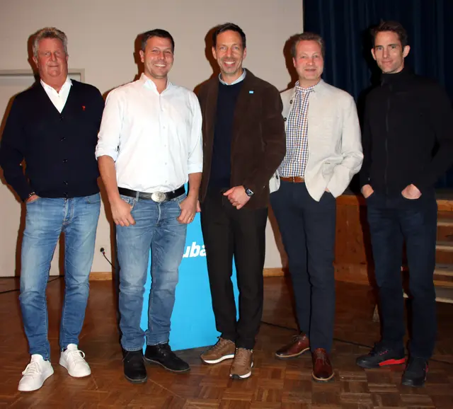 Obmann Adrian Siller (Mitte) mit seinen Stellvertretern Lukas Rasinger und Christoph Gleirscher sowie AR-Vors. Herbert Hofer und dessen Stv. Reinhard Klier | Foto: TVB Stubai