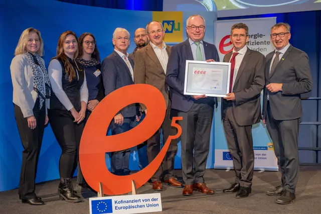 e5-Leiterin NÖ Monika Panek, Anne Würfl, Ingrid Scharf, Johannes Sanda, Bernhard Teufer, Stadtamtsdirektor Viktor Geyrhofer, LH-Stellvertreter Stephan Pernkopf, Bürgermeister Peter Eisenschenk und eNu-Geschäftsführer Herbert Greisberger. | Foto: Erich Marschik