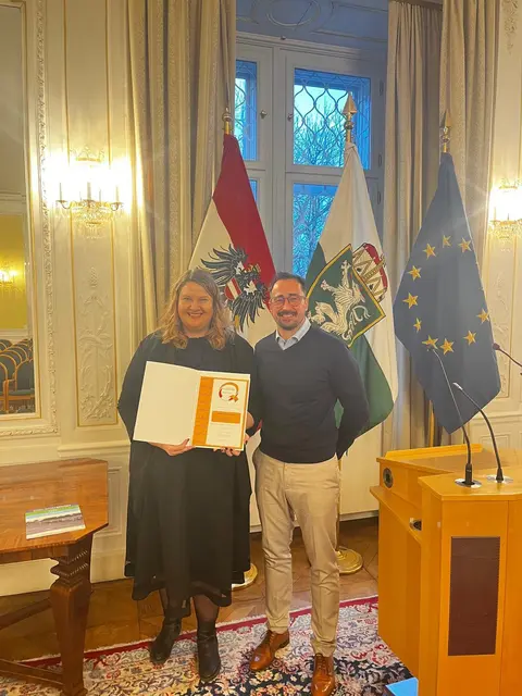 Direktorin Julia Böhmer ist stolz auf das Sportgütesiegel. | Foto: Mittelschule Bärnbach