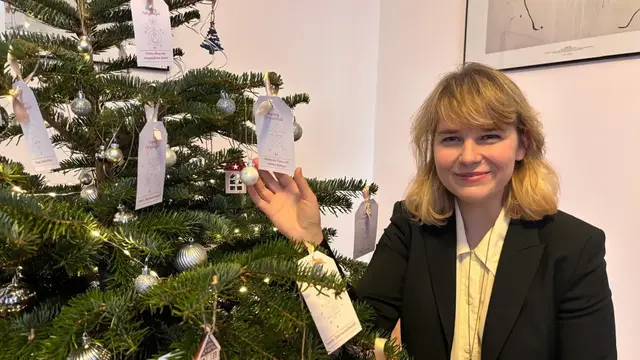 Die Geschenke werden wieder unter dem Baum gesammelt und an Weihnachten an die Hilfsorganisationen verteilt.  | Foto: BV16