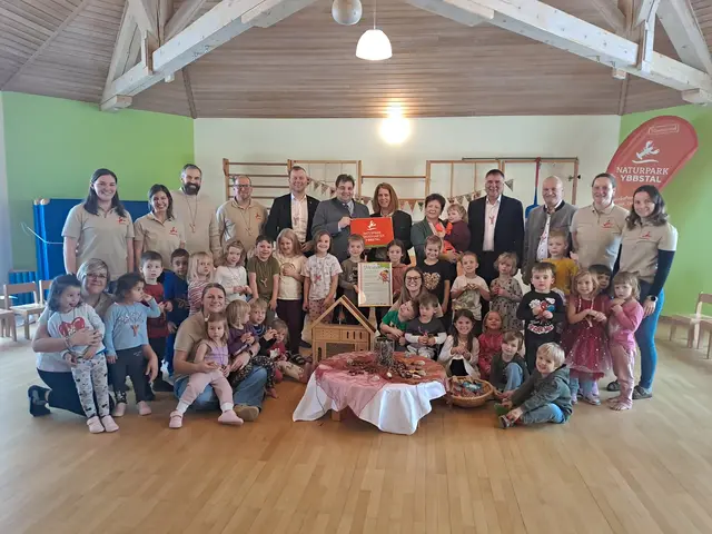 Kinder vom LKG Böhlerwerk und ihre Pädagoginnen und Ehrengäste; stehend: Isabella Kronsteiner, Rita Friesenegger, Floran Schublach (Verein Naturparke NÖ), Ronnie Walcher (NP Ybbstal), LAbg. Alexander Schallauer, LAbg. Mario Wührer (Obmann NP Ybbstal), Doris Hönigl (Leitung LKG Böhlerwerk), Heide Maria Polsterer (Vizebürgermeisterin Sonntagberg), Thomas Raidl (Bürgermeister
Sonntagberg), Johann Thauerböck (Präsident Verein Naturparke Österreich), Maria Hiesleitner, Karin Lesiak; sitzend: Daniela Sagfriedmüller, Isabella Meisnitzer, Clarissa Sturmlechner (vl.). | Foto: Naturpark Ybbstal