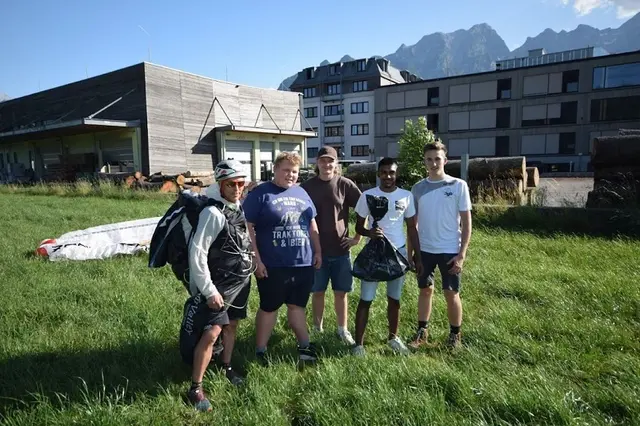 Helmut Eichholzer brachte den Müll mit dem Gleitschrim. | Foto: Holztechnikum