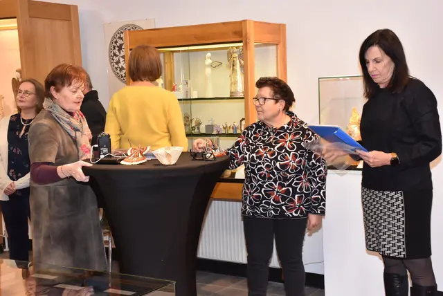 Eröffnet wurde im Heimathaus Stadtmuseum Perg die Ausstellung „Himmlische Boten - Engel begleiten durch die Zeit“.   | Foto: Robert Zinterhof