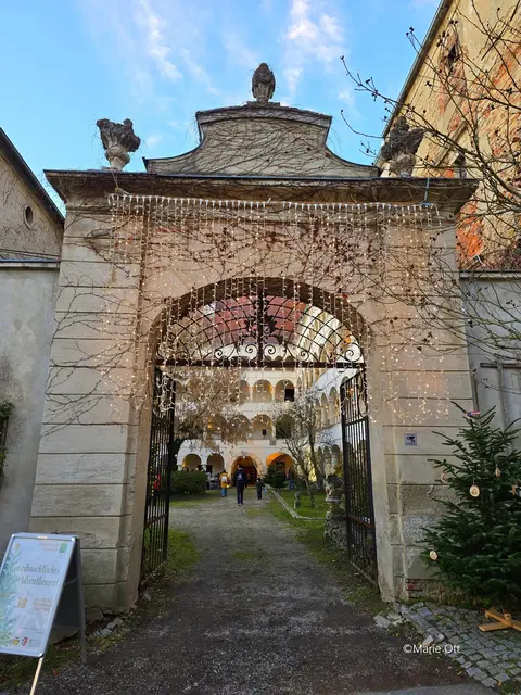 Eingang, Schloss Spielfeld