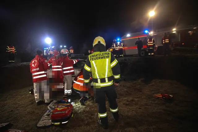 Ein silberner Skoda Fabia ist in Holzhausen von der Straße abgekommen und prallte frontal gegen einen Betonabfluss. | Foto: laumat.at