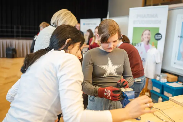 Jugendliche konnten beim Karrieretag-Lehre auch selbst Hand anlegen und einen Einblick in die Arbeit des jeweiligen Lehrberufes bekommen.  | Foto: Paller