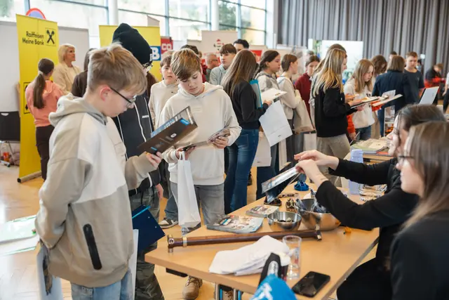 Die Schülerinnen und Schüler konnten auch einiges an Informationsmaterial mit nach Hause nehmen.  | Foto: Paller