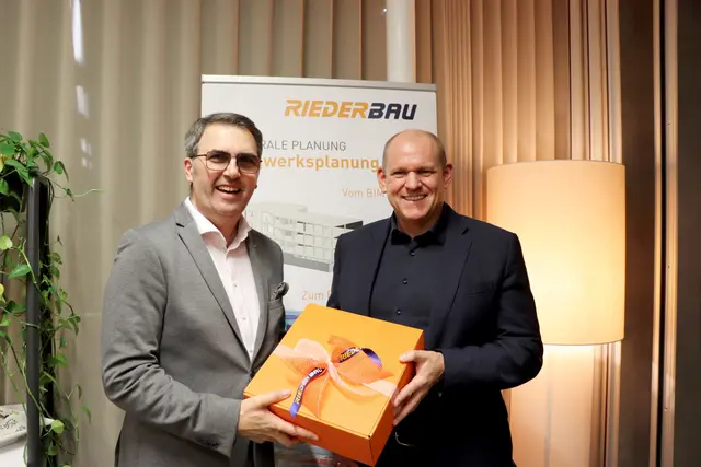 Zum Dank überreichte Anton Rieder (links) dem Referenten Laurent Brückner ein Geschenkpaket von Riederbau. | Foto: Riederbau