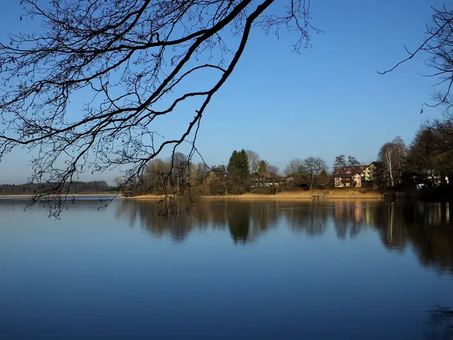 Der See kann so friedlich aussehen, trotzdem braucht es die Wasserrettung. | Foto: Marianne Robl