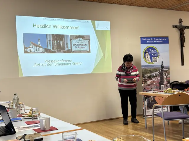 Inge Fink von der Pfarrgemeinde St. Stephan eröffnete die Pressekonferenz zur Sanierung der Stadtpfarrkirche Braunau. | Foto: MeinBezirk/Anja Kern