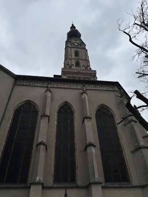 Der imposante Kirchenturm prägt das Braunauer Stadtbild. | Foto: MeinBezirk/Anja Kern