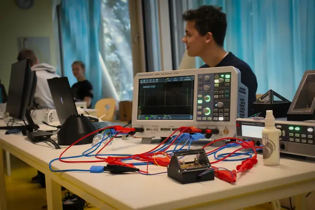 Das Programm umfasste unter anderem geführte Schulrundgänge, bei denen PHTL-SchülerInnen durch die Labore und Werkstätten führten | Foto: PHTL Lienz