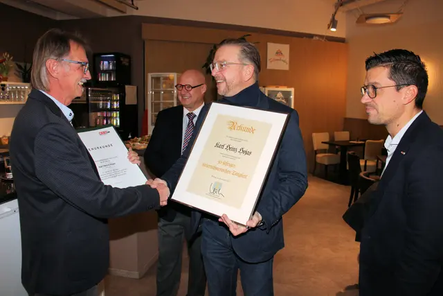Der Köflacher Bürgermeister Helmut Linhart gratulierte dem Köflacher Unternehmer Karl Heinz Hojas. | Foto: Cescutti