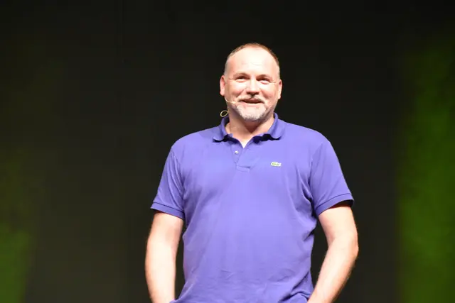 Thomas Stipsits erkannte wohl viele bekannte Gesichter im Publikum. | Foto: Michael Strini