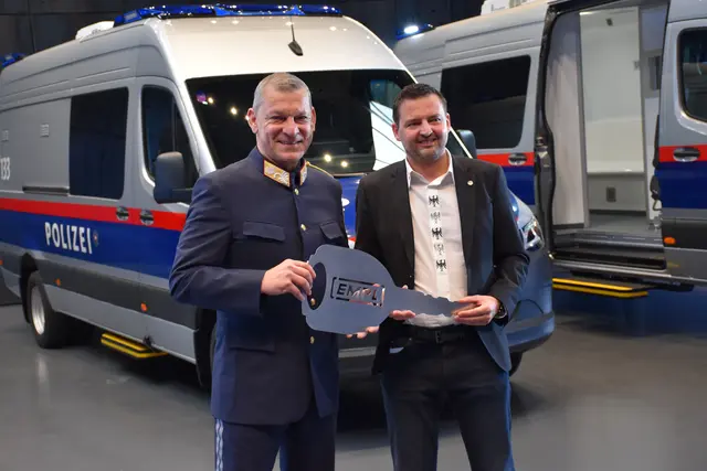Landespolizeidirektor Helmut Tomac und Empl Chef Joe Empl bei der symbolischen Schlüsselübergabe.  | Foto: Haun