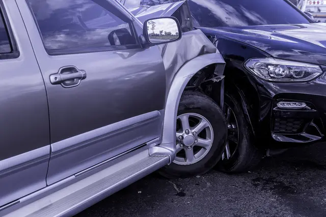 Ein Fahrzeug sei durch einen Frontalcrash in ein weiteres Auto geschleudert worden. (Symbolfoto)  | Foto: stock.adobe.com/at/ Panumas 