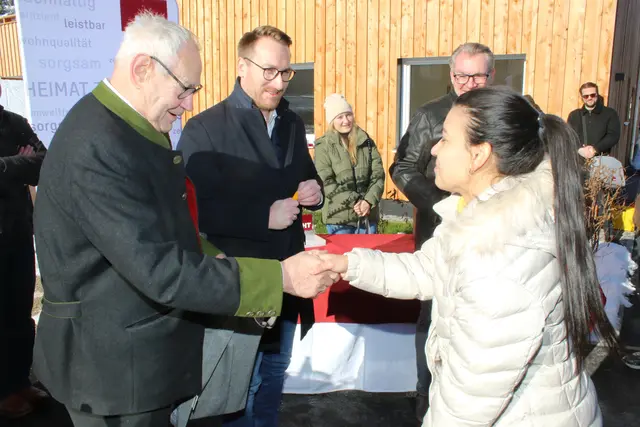 Bürgermeister Karl Moser bei der Schlüsselübergabe an die neue Mieterin.