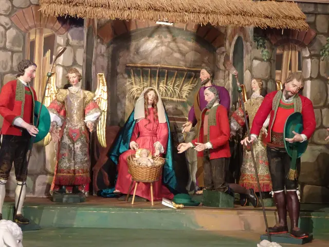 Die kunstvoll geschnitzten Figuren der Tulfer Krippe sind etwas besonderes. Die Hirten tragen eine traditionelle Tiroler Tracht mit Lederhose. | Foto: Gemeinde Tulfes