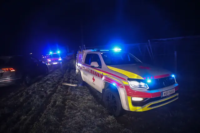 Ein silberner Skoda Fabia ist in Holzhausen von der Straße abgekommen und prallte frontal gegen einen Betonabfluss. | Foto: laumat.at