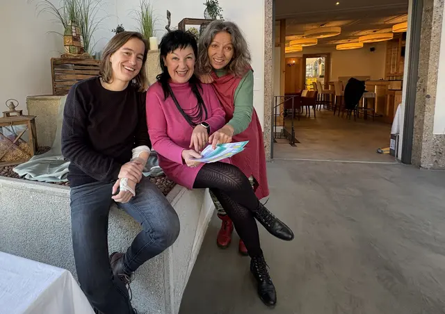 Engagiertes Damen-Trio beim Kirchenwirt in Eibiswald: Projektleiterin Nina Ortner, Jasmin Holzmann-Kiefer und Sieglinde Kleindienst sind bereits mitten in den Vorbereitungen für das Programm "Her:bBerge". | Foto: MeinBezirk/Susanne Veronik
