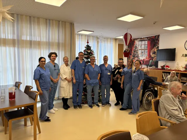 Thomas Marik (4.v.l.) und Rene Seitz (4.v.r.) mit ihrem Team vom Wohnbereich Eichkogel im Pflegewohnhaus Liesing. | Foto: Mathias Kautzky/MeinBezirk