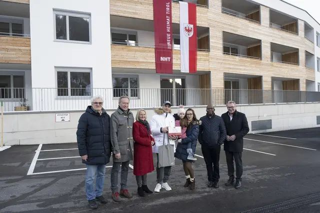 Bgm. Gerhard Obermüller, Vize-Bgm. Robert Jong, LA Claudia Hagsteiner, Pfarrer Robert Shako und NHT-GF Johannes Tratter begrüßen Familie Lordacher im neuen Zuhause. | Foto: NHT/Karg