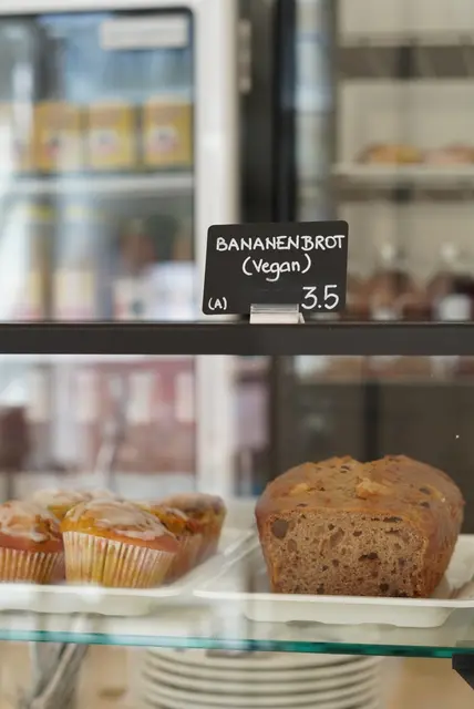 Auch süße Snacks wie Muffins oder veganes Bananenbrot werden im Kofana angeboten.  | Foto: Kafana