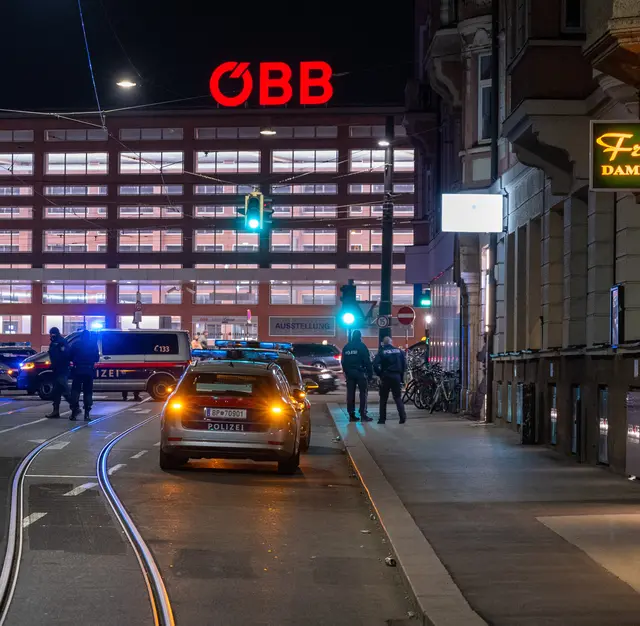 Die Landespolizeidirektion Tirol verlautbart mit 1. Dezember 2025 die Verlängerung der Waffenverbotszonen rund um den Innsbrucker Hauptbahnhof und die Bogenmeile. | Foto: zeitungsfoto.at