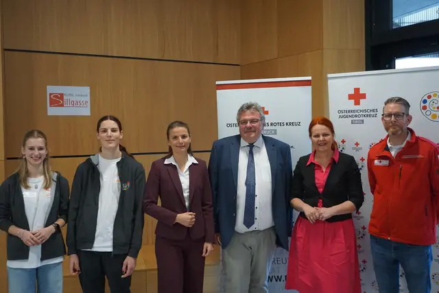 V.l. Marie Hörbst, Johannes Niderwanger, Bettina Ellinger (Landesleiterin des Jugendrotkreuzes Tirol), Harald Pittl (Direktor BG/BRG Sillgasse), Cornelia Hagele (Landesrätin für Gesundheit) und Matthias Stark (Leiter des Bildungszentrums des Roten Kreuz Tirol). | Foto: MeinBezirk