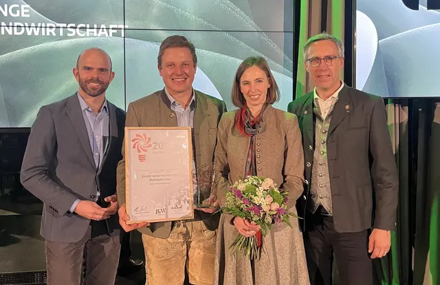 Am Foto von links Markus Scharner (Bauernbund-Bezirksobmann Stv.), Simon und Theresa Hinterplattner (Obstbau Spitzlehner), Nationalrat Georg Strasser (Präsident Bauernbund Österreich). | Foto: zvg/Grubner