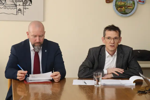 Vizebürgermeister Marcus Berlosnig (l.) und Finanzstadtrat Peter Teix (ÖVP) bei der Budget-Konferenz. | Foto: Stadtgemeinde Neunkirchen