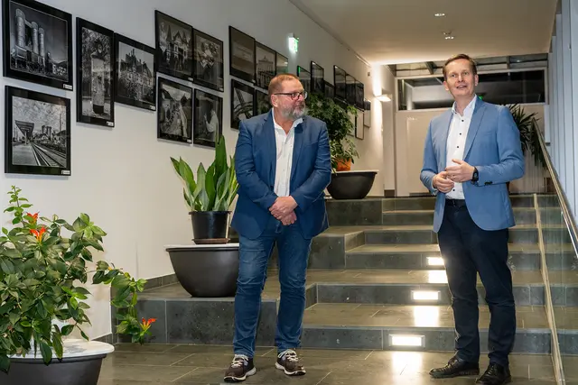 Bürgermeister Markus Ringhofer gratulierte Obmann Fritz Hartl und dem Team des Kremstaler Fotoklubs zur gelungenen Ausstellung. | Foto: Braunsberger