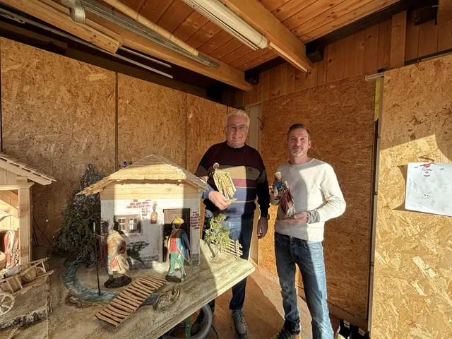 Pfarrgemeinderat Erhard Rauter (l.) besucht Krippenbaumeister Bernhard Huber in seiner Werkstatt. Dort wurde die neue Krippe für Himmelberg gebaut. | Foto: MeinBezirk/Isabella Friessnegg