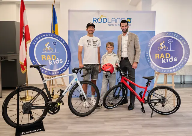 Markenbotschafter Ultracyclist Philipp Kaider, Magnus, Verkehrslandesrat LH-Stv. Udo Landbauer | Foto: NLK Pfeiffer