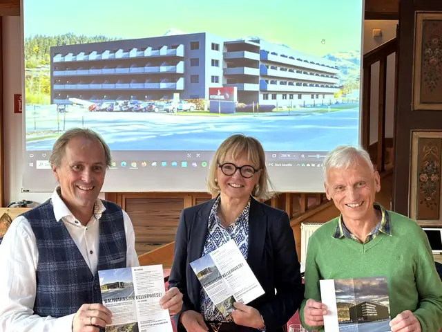 Petition gegen Mitarbeiterwohnhaus: Vize-Bgm. Walter Zimmermann (SPÖ), SR Traudi Nothegger (UK), GR Rudi Widmoser (Grüne). | Foto: Nikolaus Kogler