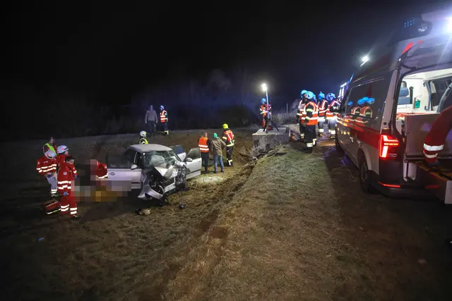 Ein silberner Skoda Fabia ist in Holzhausen von der Straße abgekommen und prallte frontal gegen einen Betonabfluss. | Foto: laumat.at