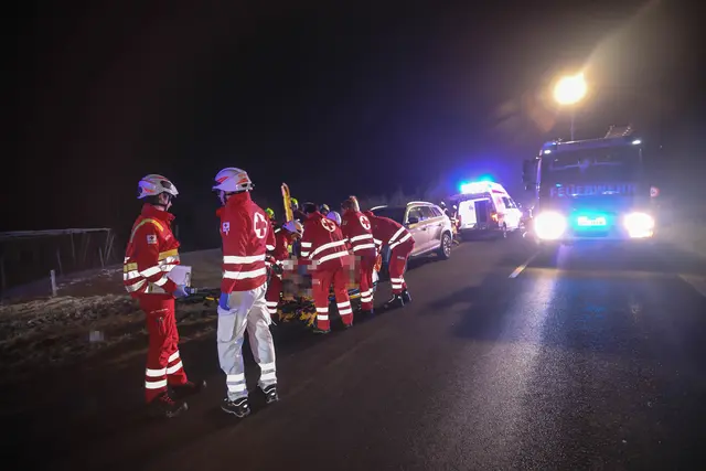 Ein silberner Skoda Fabia ist in Holzhausen von der Straße abgekommen und prallte frontal gegen einen Betonabfluss. | Foto: laumat.at