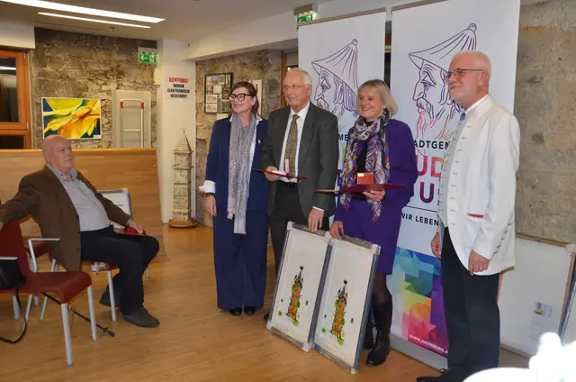 Als Geschenke gab es Bilder vom Sternenturm. | Foto: Oblak