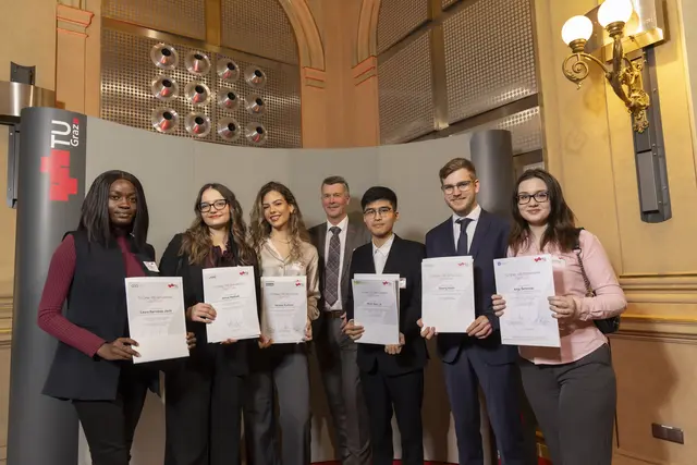 Die Stipendiatinnen und Stipendiaten Laura Barnabas Jachi, Alma Harbaš, Vanesa Kurtović, Minh Đức Lê, Georg Kelih und Anja Šehovac (v. l.) mit TU Graz-Rektor Horst Bischof (M.): Sie werden im Rahmen des Förderprogramms "TU Graz 100" unterstützt. | Foto: TU Graz/Lunghammer