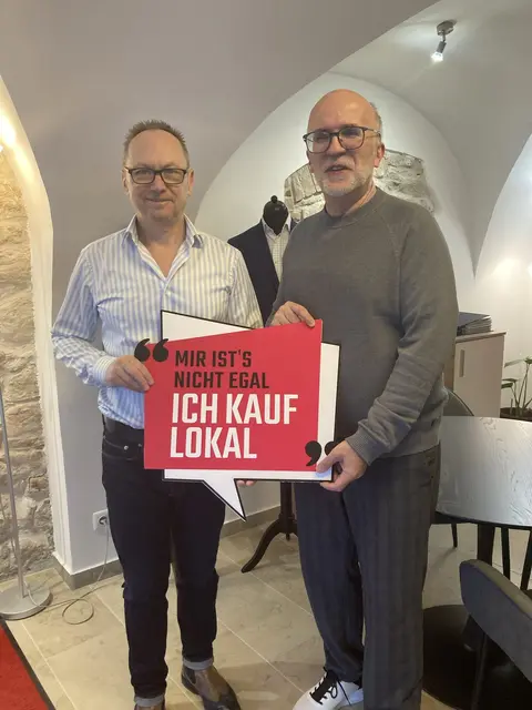 Schneidermeister Attila Surányi aus Bruck mit Bezirksstellenleiter Thomas Petzel
 | Foto: WKO-Bezirksstelle/S. Daim