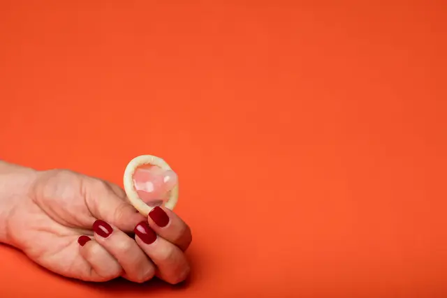 Um die Infektionskette zu unterbrechen, bilden Kondome eine der wirksamsten Schutzmittel gegen eine Ansteckung mit HIV.  | Foto: Unsplash/Deon Black