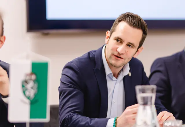 Vom oststeirischen Bad Waltersdorf aus fordern die Klubobleute der ÖVP eine grundlegende Reform der bzw. Verschärfung der Regeln für Sozialunterstützung. | Foto: Benjamin Gassner