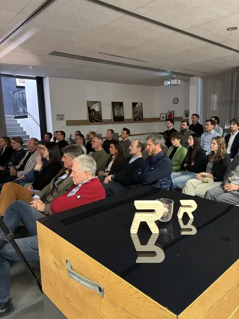 Die Gäste der 27. Architektur Lounge folgten gespannt den Ausführungen von Architekt Laurent Brückner. | Foto: Riederbau