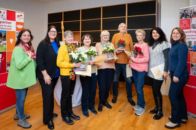Lernbegleiterinnen und Lernbegleiter erhielten eine Urkunde und eine kleine Aufmerksamkeit durch Vizebürgermeisterin Kathrin Gaál (SPÖ). | Foto: WSW/Ch. Dusek