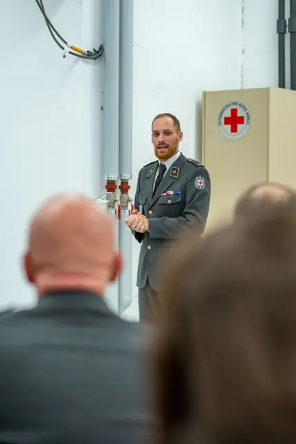 Abteilungskommandant Roman Reitstätter freut sich über die neue Dienststelle. | Foto: Lucas Portenkirchner