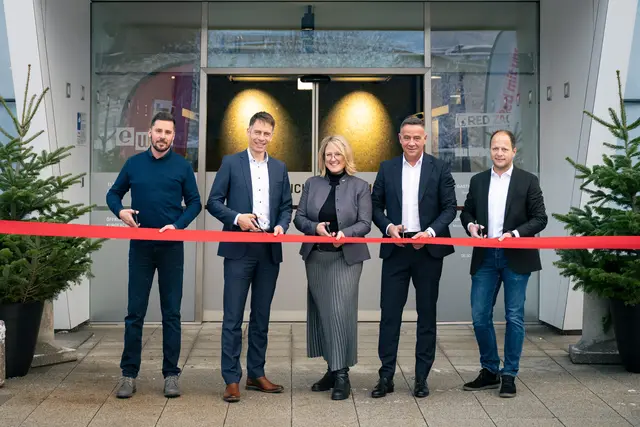 Feierliche Neueröffnung v.l.: Tobias Covi (Geschäftsführer Gastronomiebedarf WEX), Sebastian Freier (Vorstand EWR), Michele Mutschlechner (Leiterin EWR-Kundencenter), Richard Alber (Vorstand EWR) und Harald Stenico (Geschäftsführer Red Zac eWelt). | Foto: Andreas Schindl
