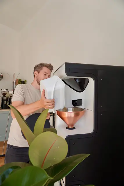 Seine Bohnen röstet er mit dem sogenannten Shop-Roaster von Bellwether Coffee.  | Foto: Kafana