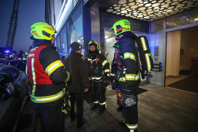 Ein möglicher Dachbrand eines Gebäudes im Stadtzentrum von Marchtrenk stellte sich als Rauchschwaden vom Einheizen heraus. | Foto: laumat.at